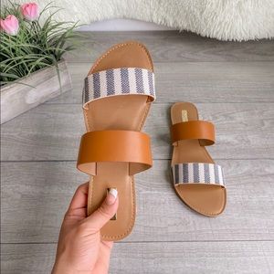 ✨NEW✨ Spring sandals / size up a full size